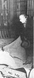 Thomas Mann 1955 vor den zerbrochenen Glocken